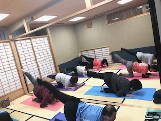 横須賀ナイトヨガ大津のレッスン風景