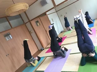 横須賀エンジョイヨガ深田台のレッスン風景