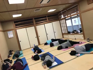横須賀エンジョイヨガのレッスン風景