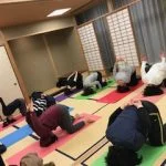 横須賀ナイトヨガ大津のレッスン風景
