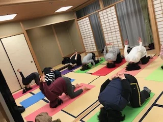 横須賀ナイトヨガ大津のレッスン風景