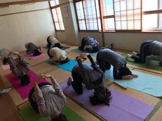 横須賀エンジョイヨガ深田台のレッスン風景