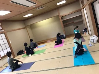 横須賀エンジョイヨガ汐入のレッスン風景