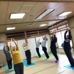横須賀エンジョイヨガ汐入のレッスン風景
