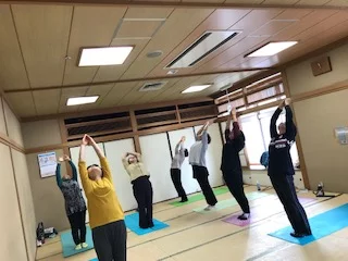 横須賀エンジョイヨガ汐入のレッスン風景