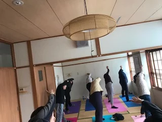 横須賀エンジョイヨガ深田台のレッスン風景