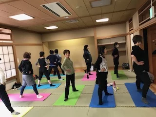 横須賀エンジョイヨガ汐入のレッスン風景