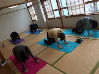 横須賀エンジョイヨガ深田台のレッスン風景