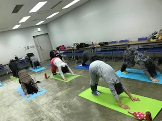 横須賀エンジョイヨガ汐入のレッスン風景