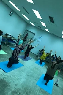 横須賀エンジョイヨガ汐入のレッスン風景