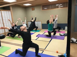 横須賀ナイトヨガ大津のレッスン風景