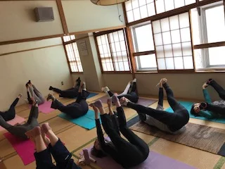 横須賀エンジョイヨガ深田台のレッスン風景
