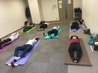 横須賀ハッピーヨガ池上のレッスン風景